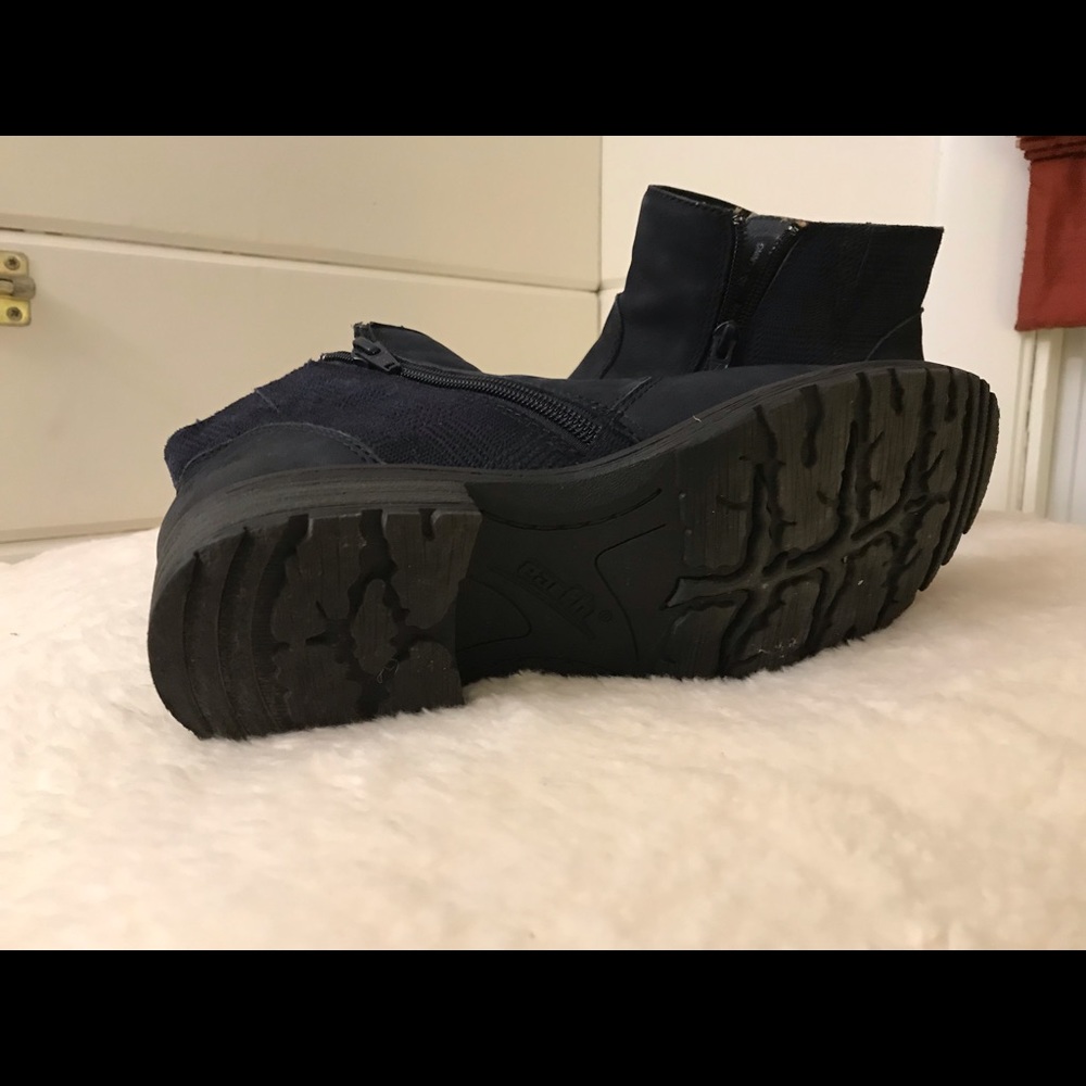 Dark Navy Leather Ankle Boots from Earth - Picture 3 of 3